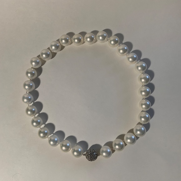 Elegant Shell Pearl Necklace with Magnetic Clasp in Pearl White 15mm - Picture 7 of 8